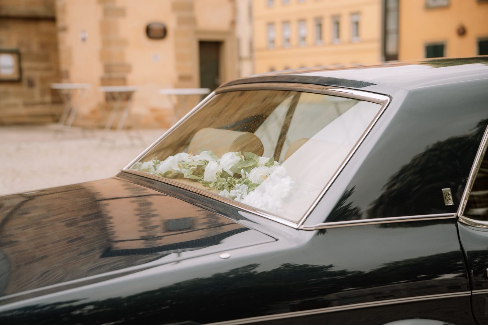 Blumenschmuck auf der Heckscheibe des Silver Spur