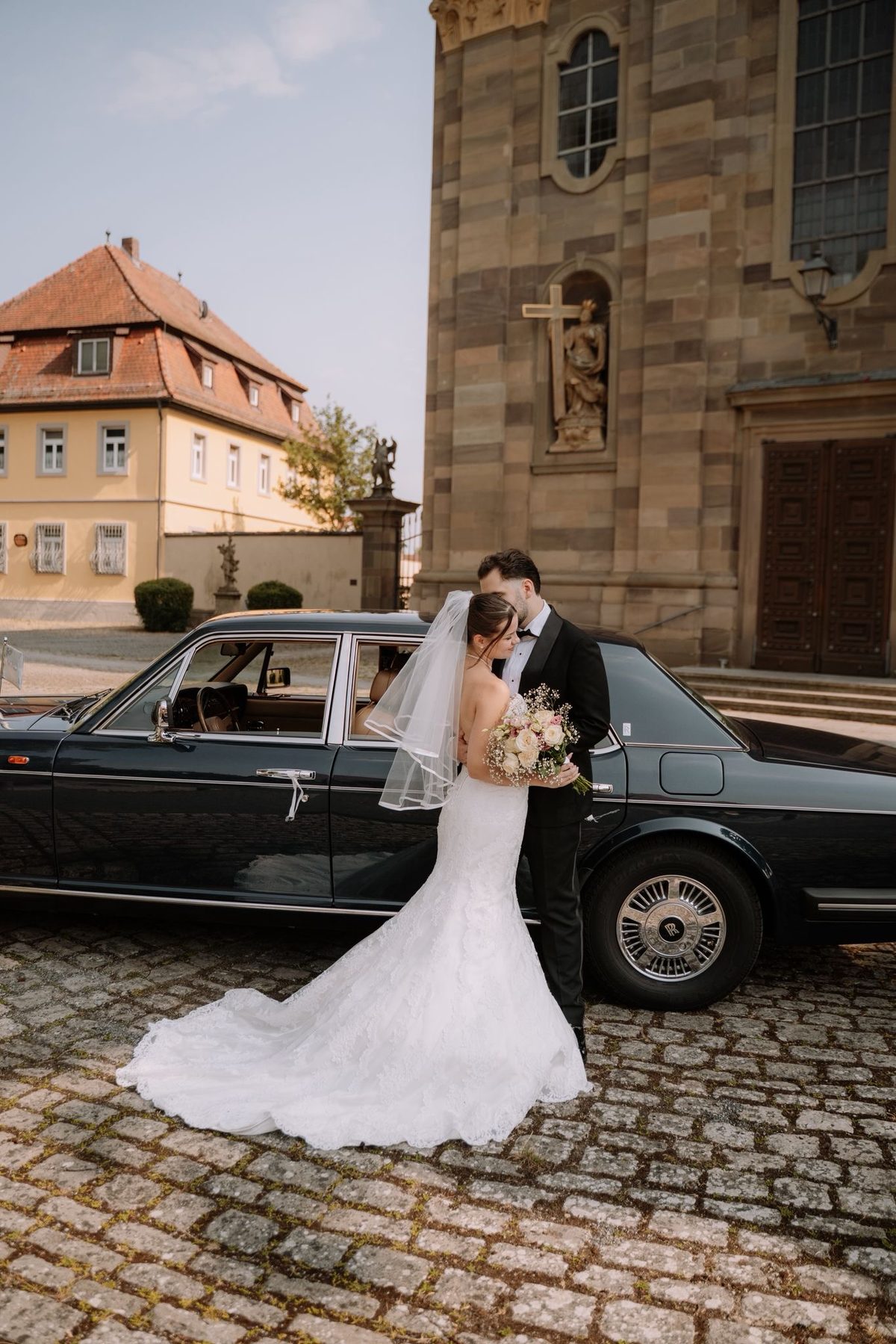 Brautpaar vor der Kirche, direkt nach der Trauung