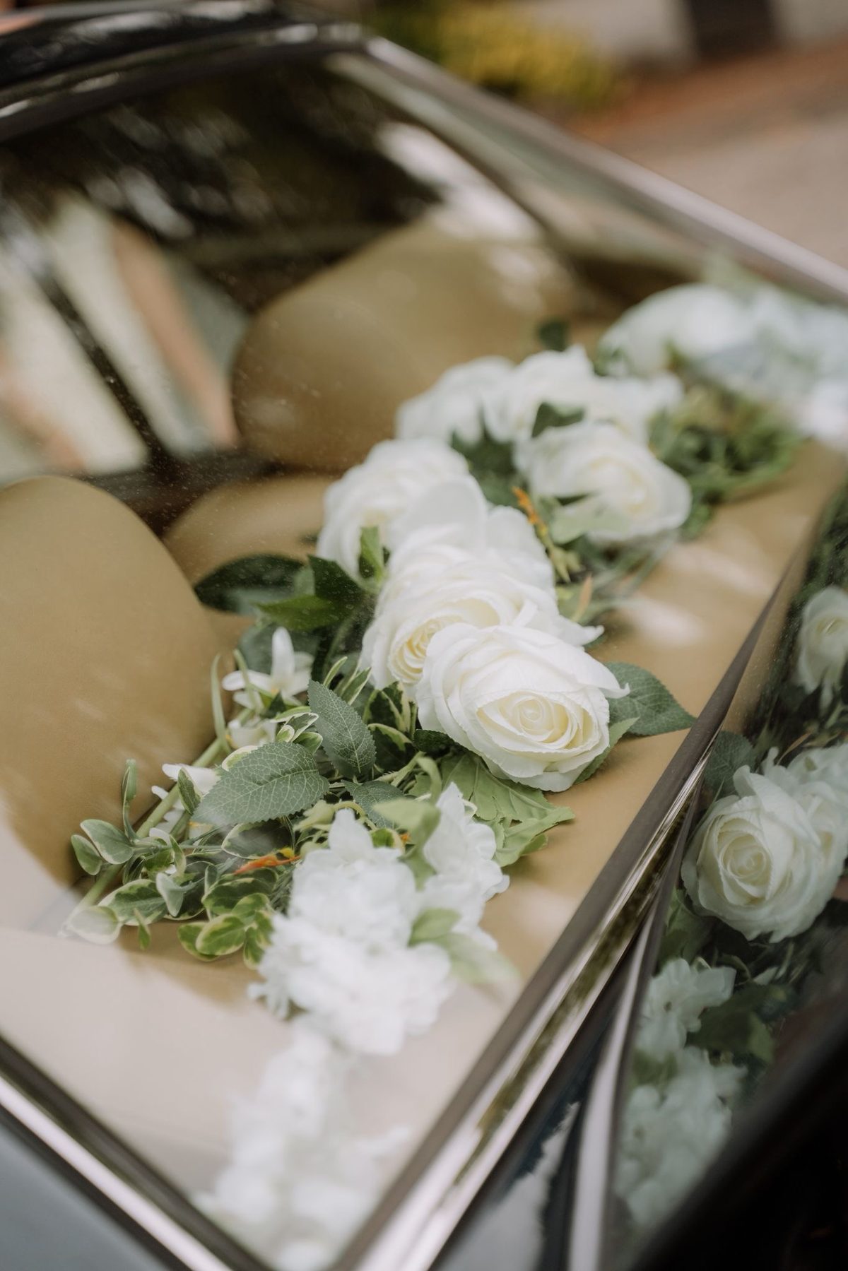 Weiße Rosen auf der Heckablage des Rolls-Royce Silver Spur