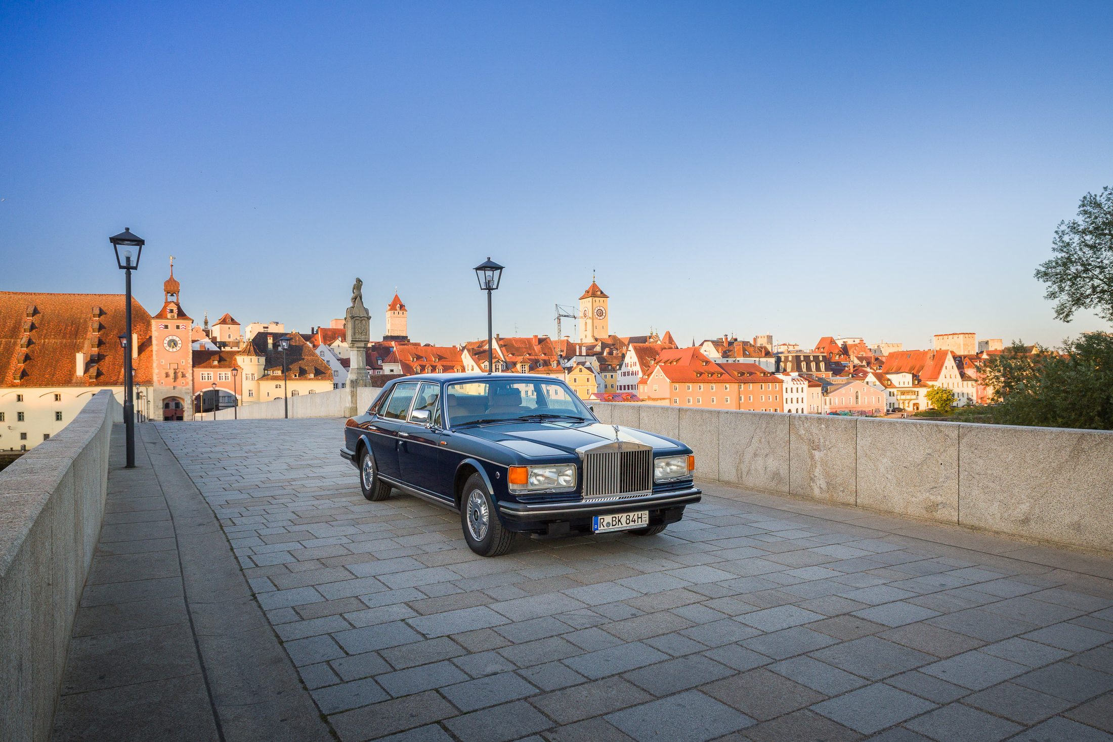 Rolls-Royce Silver Spur in Dreiviertelansicht auf der Steinernen Brücke