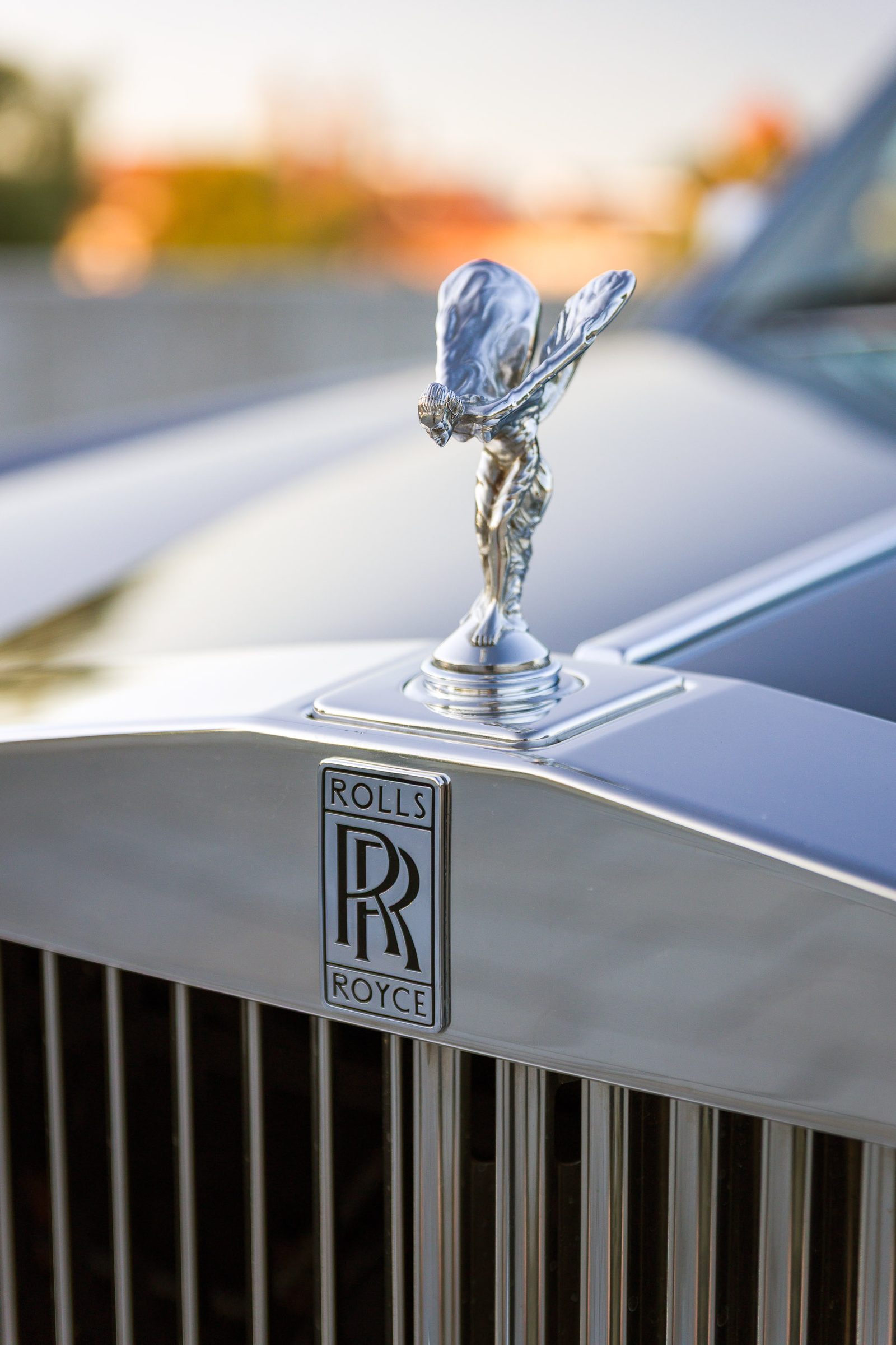 Das Doppel-R-Emblem auf dem Kühlergrill