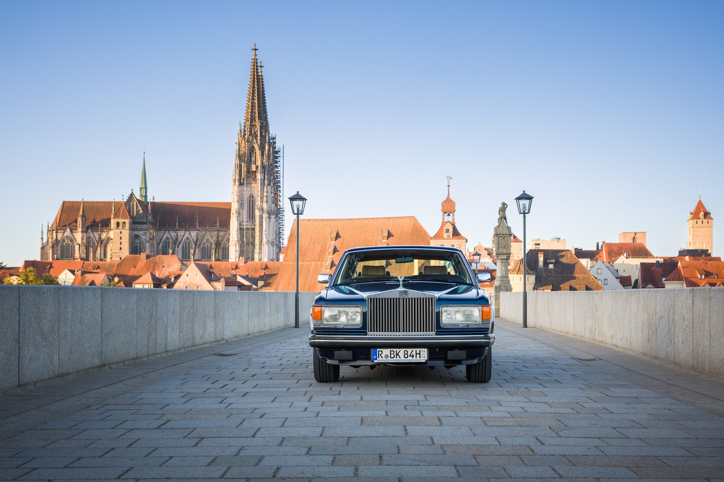 Rolls-Royce Silver Spur frontal auf der Steinernen Brücke vor dem Regensburger Dom
