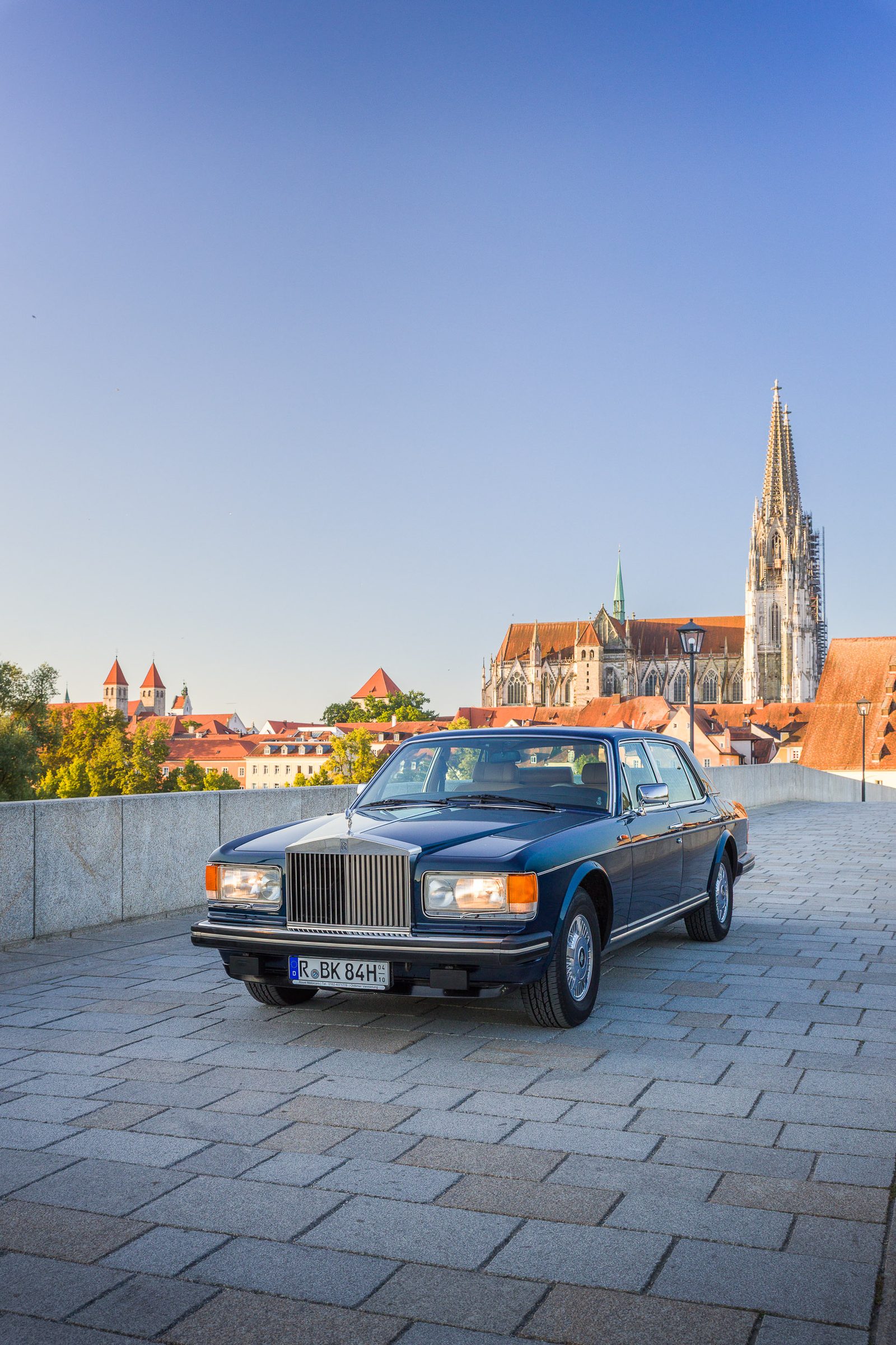 Rolls-Royce Silver Spur im Seitenprofil auf der Steinernen Brücke