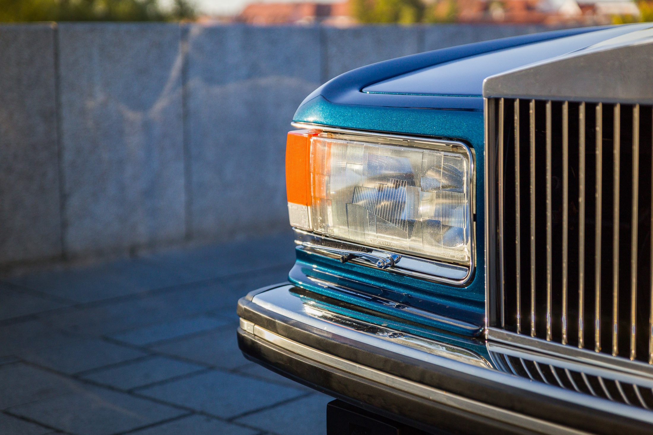 Scheinwerfer und Chrom des Rolls-Royce Silver Spur aus der Nähe