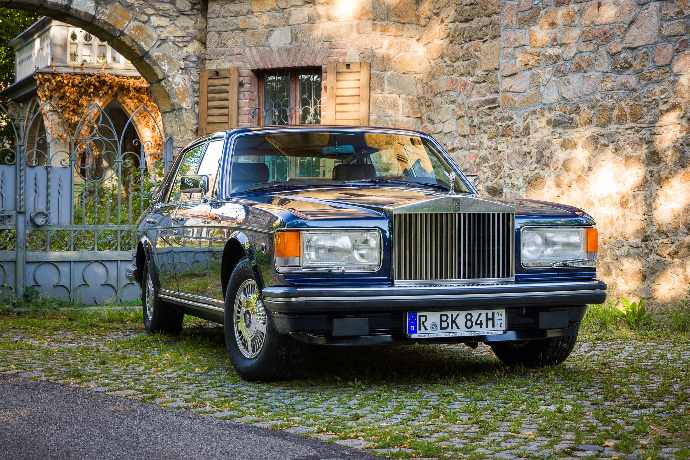 Rolls-Royce Silver Spur vor historischem Gemäuer