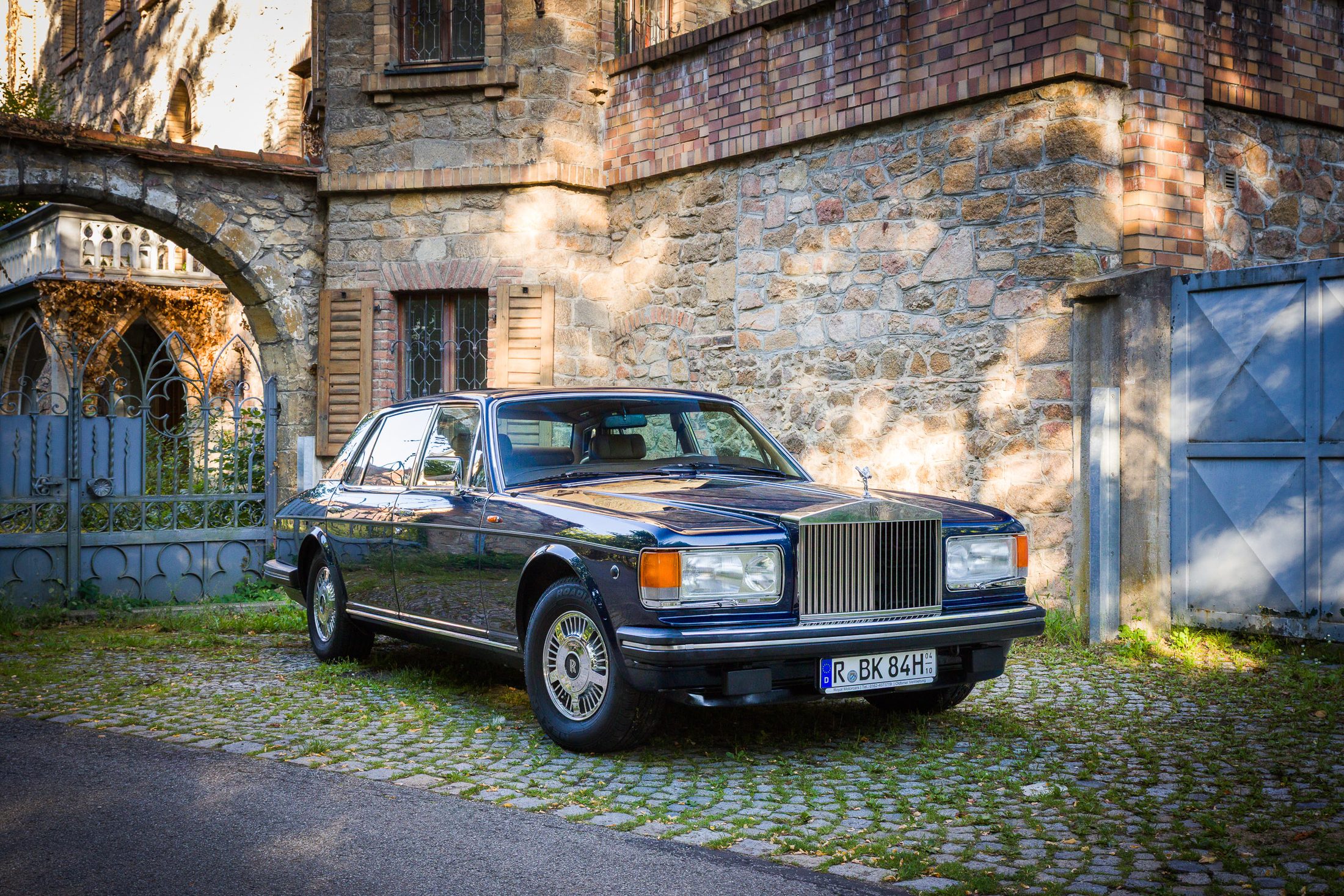 Rolls-Royce Silver Spur unter einem steinernen Torbogen