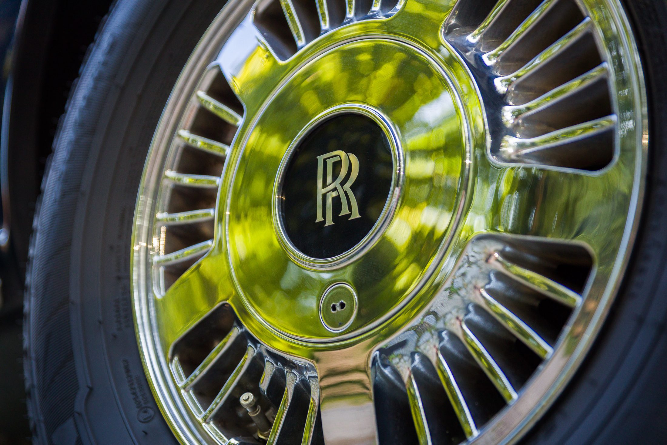 Radkappe des Rolls-Royce Silver Spur mit dem Doppel-R-Emblem