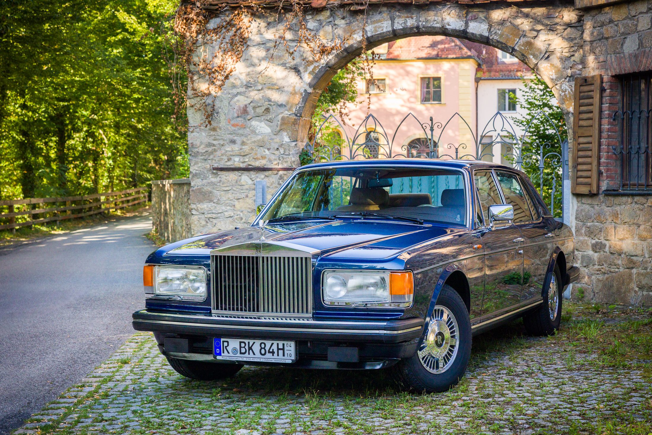 Rolls-Royce Silver Spur unter dem Torbogen eines Gutshofs