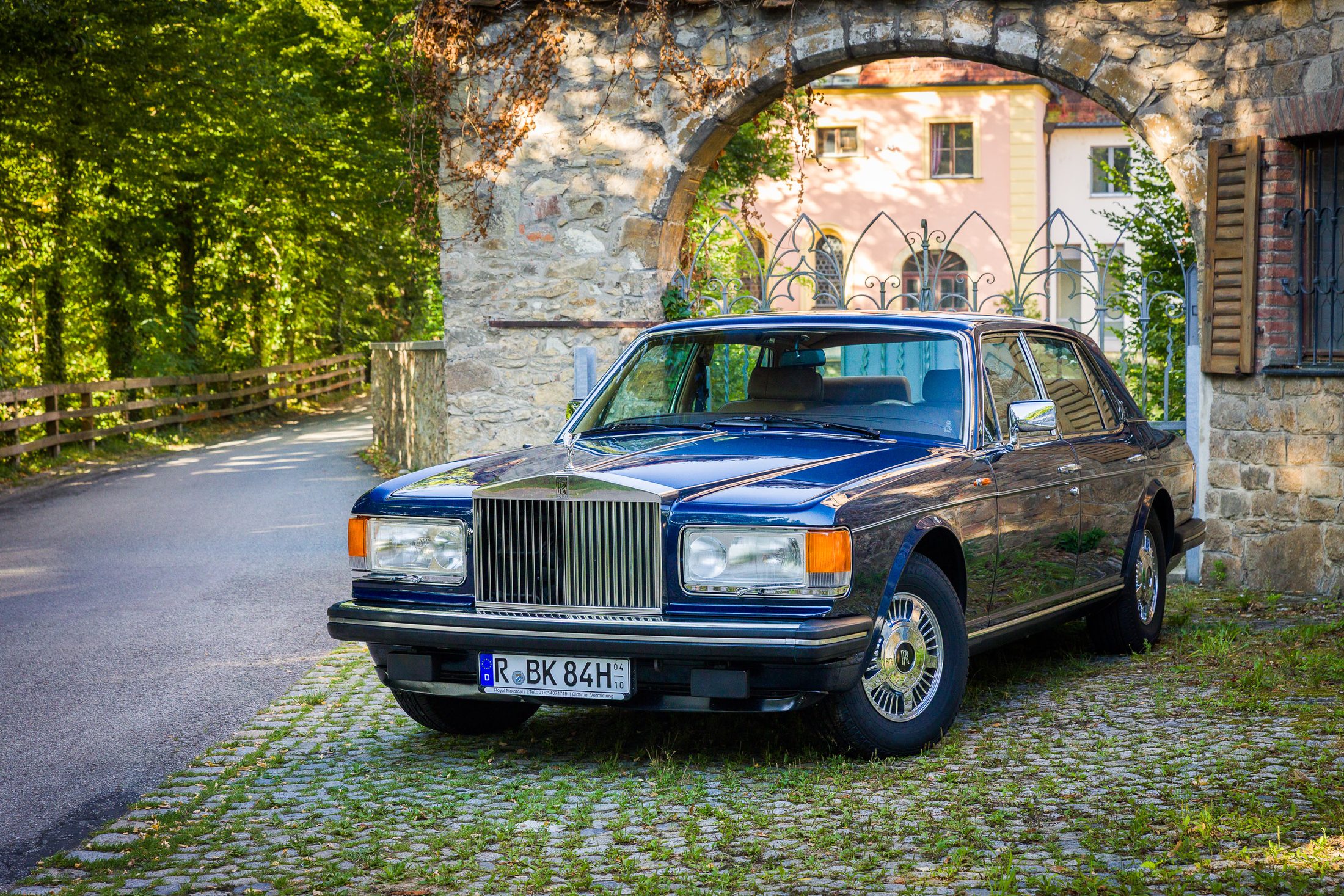 Rolls-Royce Silver Spur im Hof eines historischen Anwesens