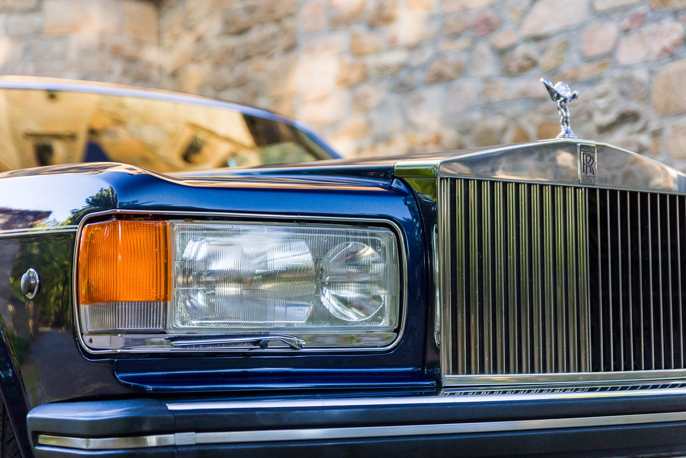 Scheinwerfer und Kühlergrill des Rolls-Royce Silver Spur
