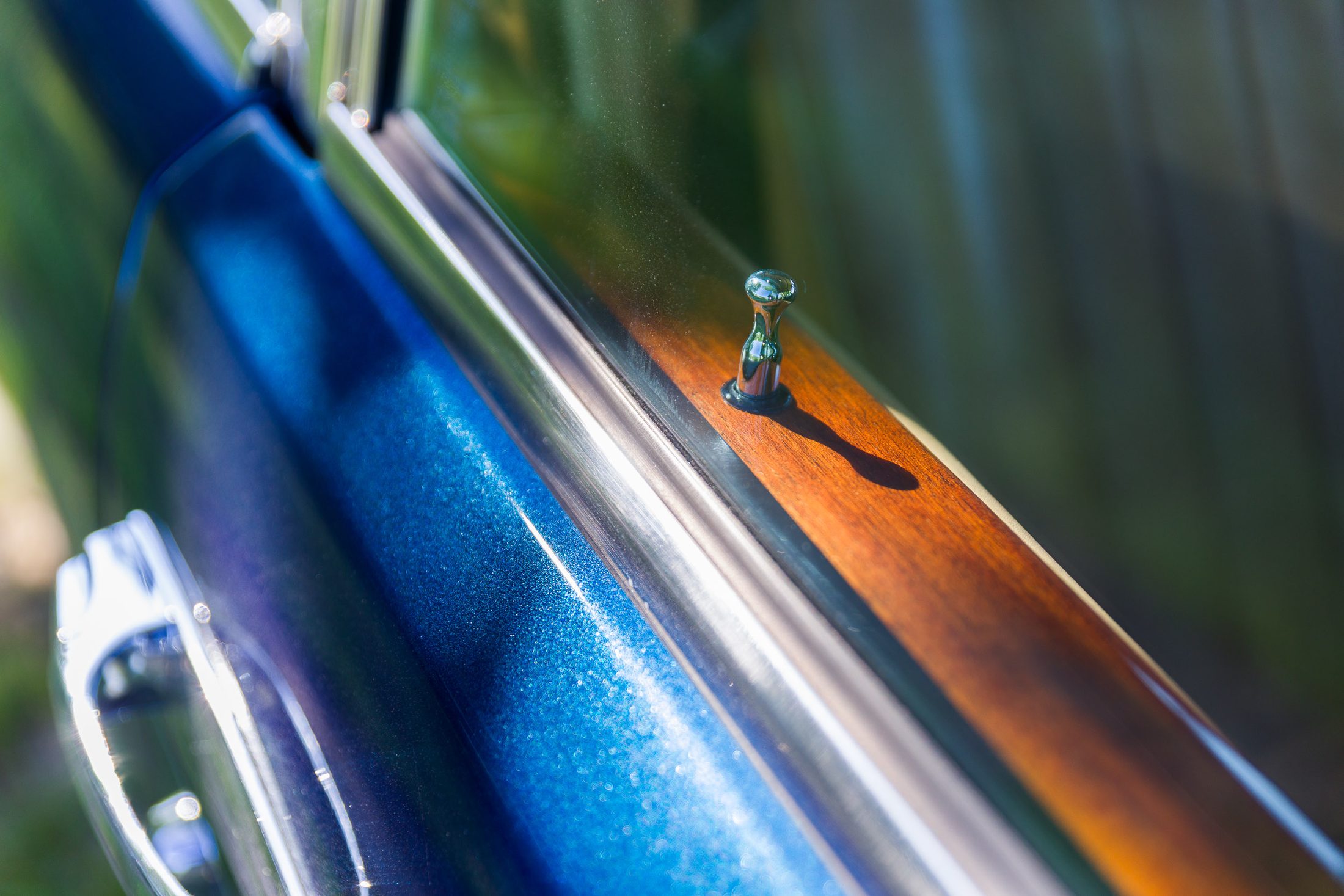 Chromleiste auf dem Royal-Blue-Lack des Silver Spur