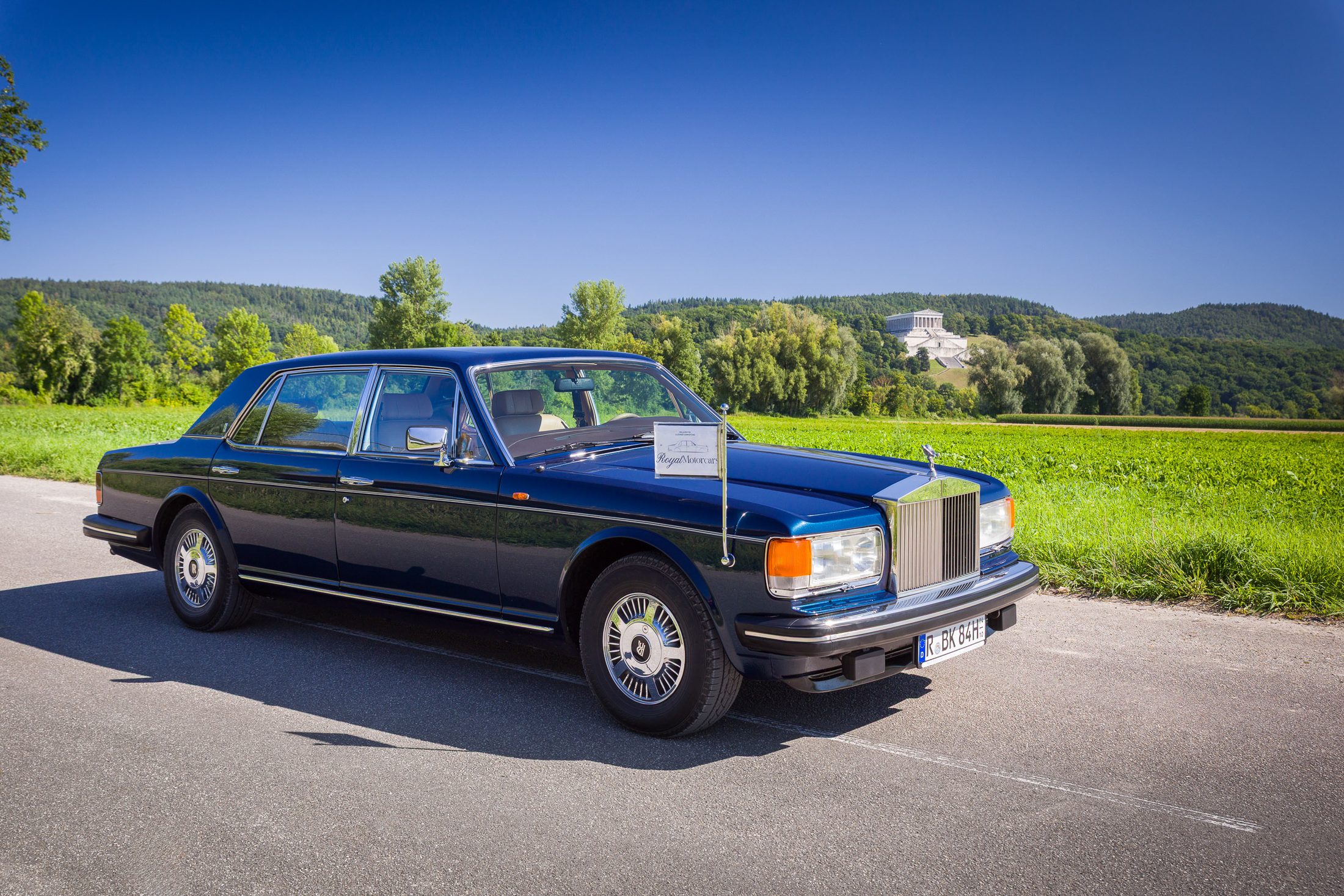 Rolls-Royce Silver Spur im Seitenprofil auf einer Landstraße