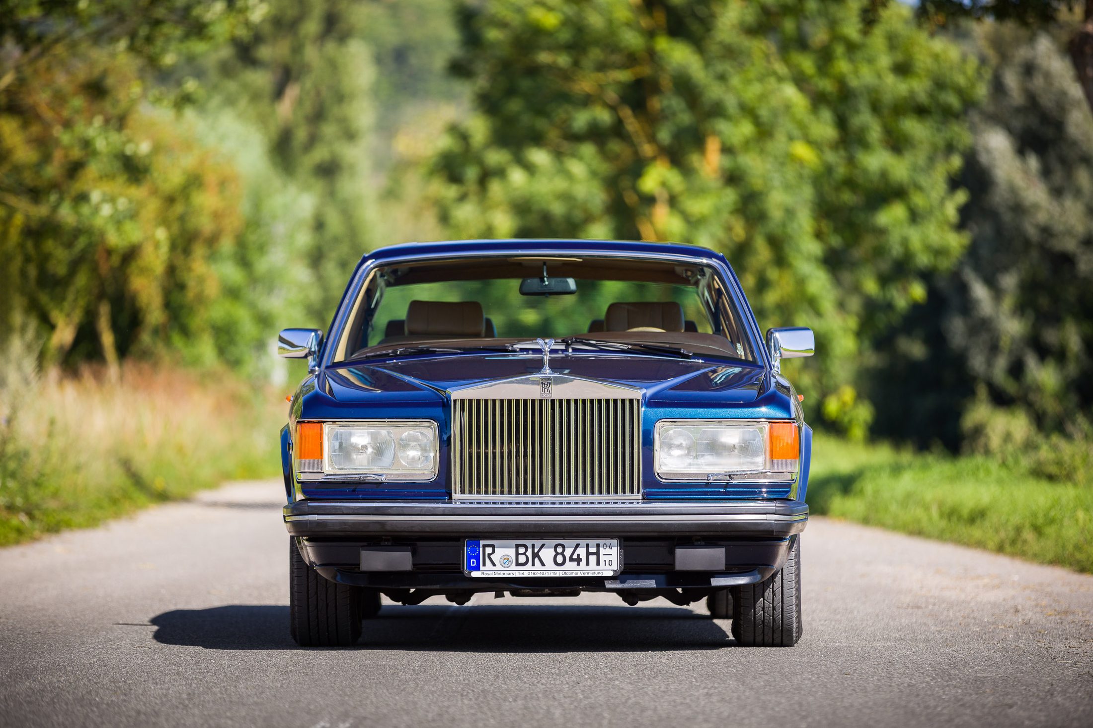 Rolls-Royce Silver Spur frontal auf einer Landstraße