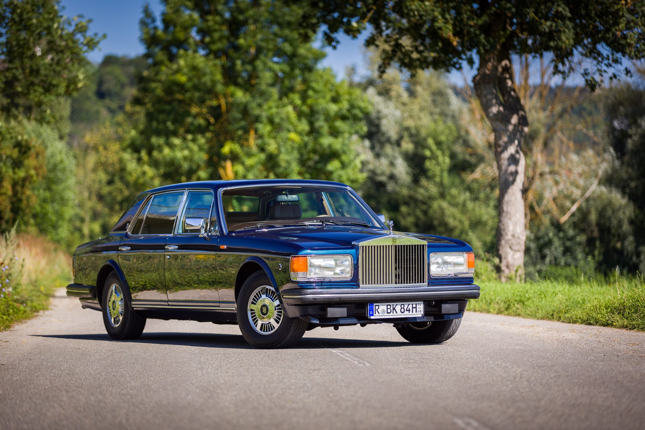 Rolls-Royce Silver Spur in Dreiviertelansicht zwischen Feldern