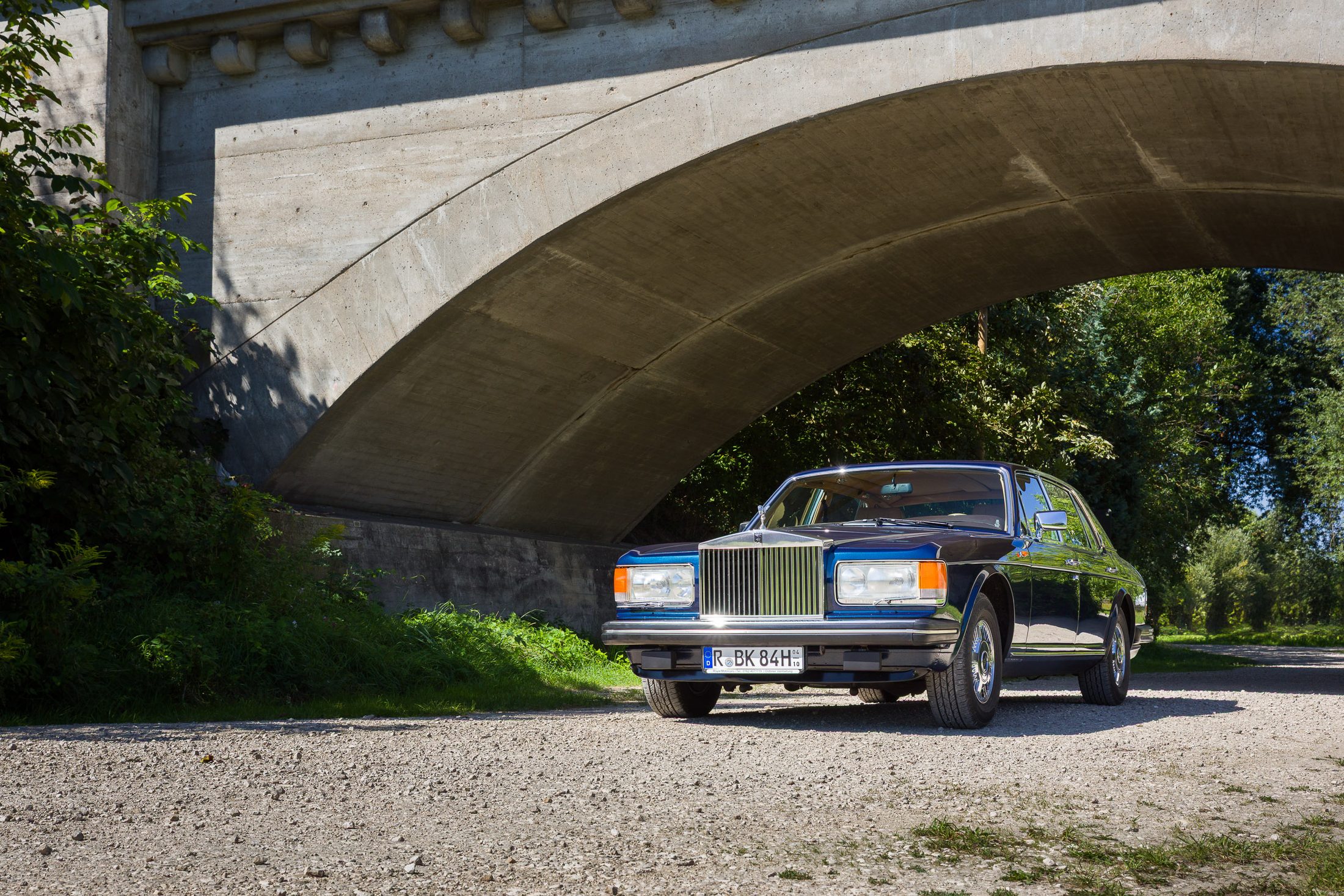 Rolls-Royce Silver Spur unter einem Brückenbogen
