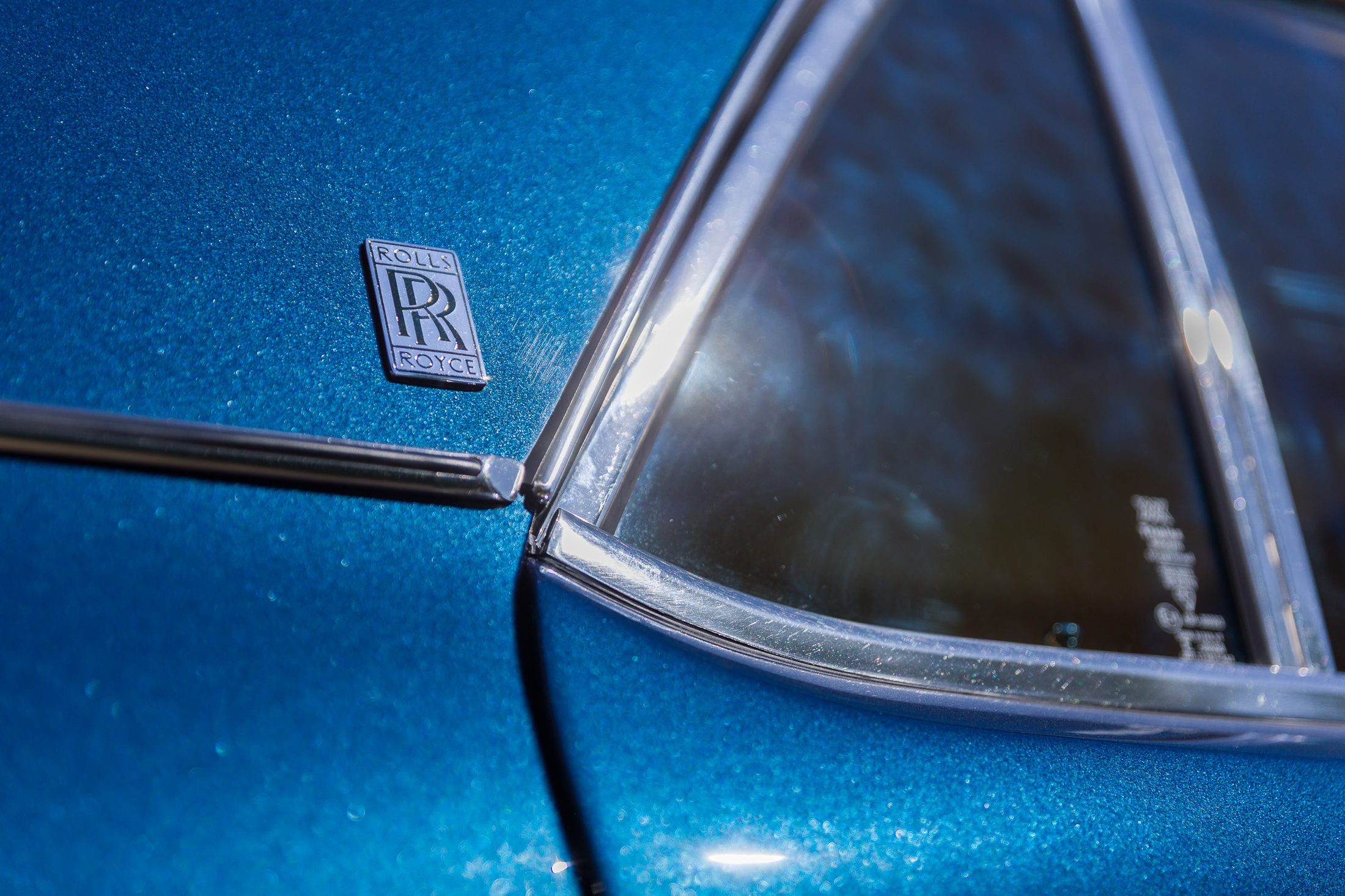 Das Rolls-Royce-Emblem an der Dachsäule