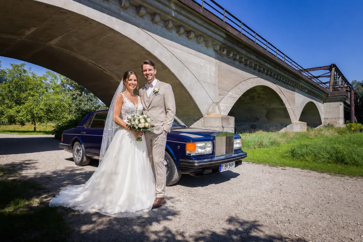 Brautpaar mit Rolls-Royce Silver Spur Hochzeitsauto Regensburg